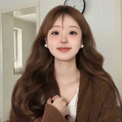 坐在酒吧里吃蛋糕